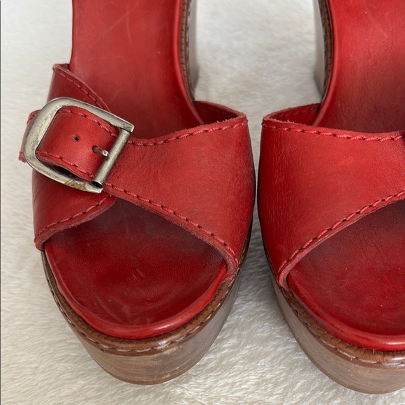 Chloe Women's Red Leather Sandals - Picture 5 of 10